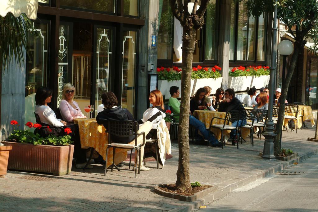 Hotel Ristorante Commercio サロ エクステリア 写真